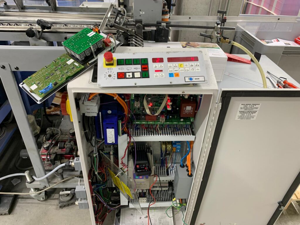 Elektrische Fehlersuche an einer Druckweiterverarbeitungsmaschine